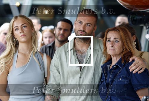 Amsterdam 13 juli 2025
Presentatie boek Dave Roelvink bij restaurant de Bosbaan . Aanwezig oa zijn vriendin Marijn Kuipers vader Dries Roelvink Honoria Roelvink Donny Roelvink en zijn moeder Lucienne Kenter.
