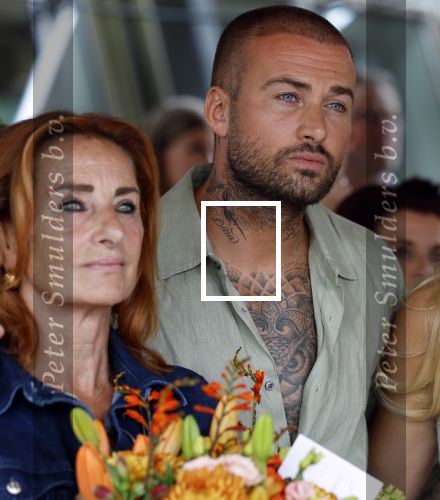 Amsterdam 13 juli 2025
Presentatie boek Dave Roelvink bij restaurant de Bosbaan . Aanwezig oa zijn vriendin Marijn Kuipers vader Dries Roelvink Honoria Roelvink Donny Roelvink en zijn moeder Lucienne Kenter.