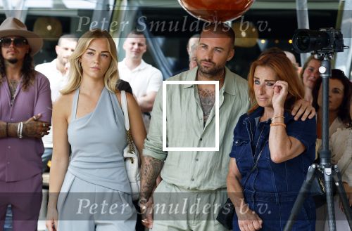 Amsterdam 13 juli 2025
Presentatie boek Dave Roelvink bij restaurant de Bosbaan . Aanwezig oa zijn vriendin Marijn Kuipers vader Dries Roelvink Honoria Roelvink Donny Roelvink en zijn moeder Lucienne Kenter.