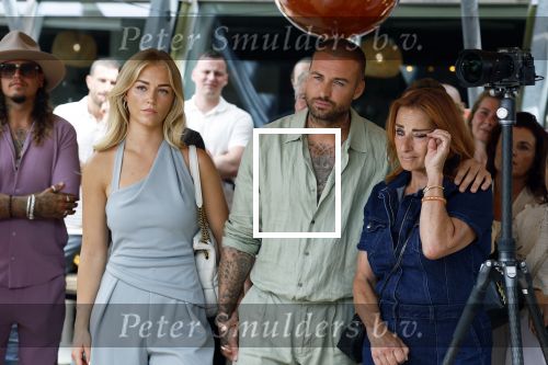 Amsterdam 13 juli 2025
Presentatie boek Dave Roelvink bij restaurant de Bosbaan . Aanwezig oa zijn vriendin Marijn Kuipers vader Dries Roelvink Honoria Roelvink Donny Roelvink en zijn moeder Lucienne Kenter.