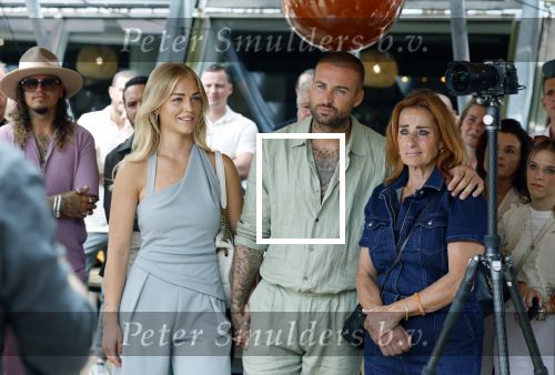 Amsterdam 13 juli 2025
Presentatie boek Dave Roelvink bij restaurant de Bosbaan . Aanwezig oa zijn vriendin Marijn Kuipers vader Dries Roelvink Honoria Roelvink Donny Roelvink en zijn moeder Lucienne Kenter.