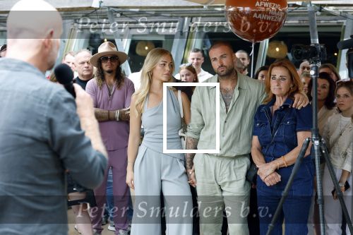Amsterdam 13 juli 2025
Presentatie boek Dave Roelvink bij restaurant de Bosbaan . Aanwezig oa zijn vriendin Marijn Kuipers vader Dries Roelvink Honoria Roelvink Donny Roelvink en zijn moeder Lucienne Kenter.