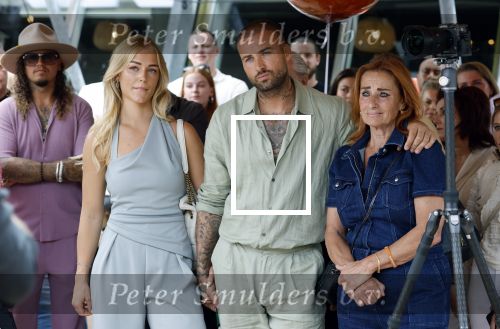 Amsterdam 13 juli 2025
Presentatie boek Dave Roelvink bij restaurant de Bosbaan . Aanwezig oa zijn vriendin Marijn Kuipers vader Dries Roelvink Honoria Roelvink Donny Roelvink en zijn moeder Lucienne Kenter.
