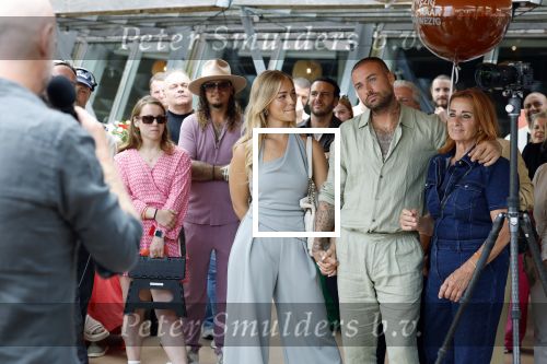 Amsterdam 13 juli 2025
Presentatie boek Dave Roelvink bij restaurant de Bosbaan . Aanwezig oa zijn vriendin Marijn Kuipers vader Dries Roelvink Honoria Roelvink Donny Roelvink en zijn moeder Lucienne Kenter.