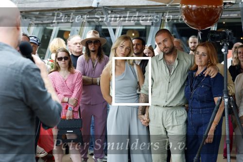 Amsterdam 13 juli 2025
Presentatie boek Dave Roelvink bij restaurant de Bosbaan . Aanwezig oa zijn vriendin Marijn Kuipers vader Dries Roelvink Honoria Roelvink Donny Roelvink en zijn moeder Lucienne Kenter.