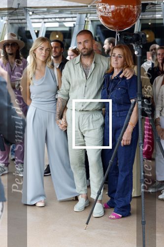 Amsterdam 13 juli 2025
Presentatie boek Dave Roelvink bij restaurant de Bosbaan . Aanwezig oa zijn vriendin Marijn Kuipers vader Dries Roelvink Honoria Roelvink Donny Roelvink en zijn moeder Lucienne Kenter.