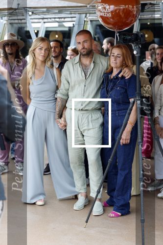 Amsterdam 13 juli 2025
Presentatie boek Dave Roelvink bij restaurant de Bosbaan . Aanwezig oa zijn vriendin Marijn Kuipers vader Dries Roelvink Honoria Roelvink Donny Roelvink en zijn moeder Lucienne Kenter.