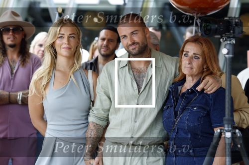 Amsterdam 13 juli 2025
Presentatie boek Dave Roelvink bij restaurant de Bosbaan . Aanwezig oa zijn vriendin Marijn Kuipers vader Dries Roelvink Honoria Roelvink Donny Roelvink en zijn moeder Lucienne Kenter.