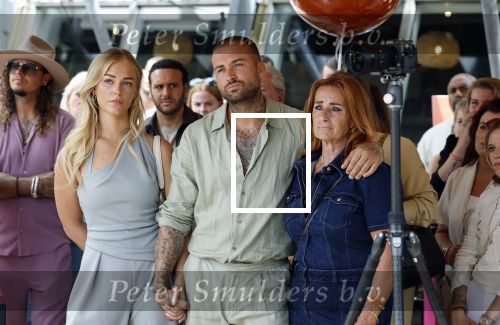 Amsterdam 13 juli 2025
Presentatie boek Dave Roelvink bij restaurant de Bosbaan . Aanwezig oa zijn vriendin Marijn Kuipers vader Dries Roelvink Honoria Roelvink Donny Roelvink en zijn moeder Lucienne Kenter.
