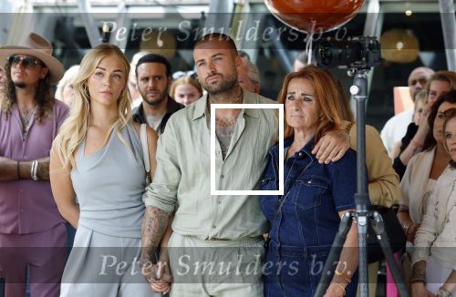 Amsterdam 13 juli 2025
Presentatie boek Dave Roelvink bij restaurant de Bosbaan . Aanwezig oa zijn vriendin Marijn Kuipers vader Dries Roelvink Honoria Roelvink Donny Roelvink en zijn moeder Lucienne Kenter.