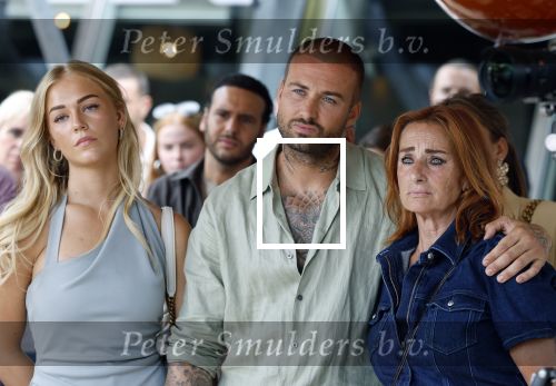 Amsterdam 13 juli 2025
Presentatie boek Dave Roelvink bij restaurant de Bosbaan . Aanwezig oa zijn vriendin Marijn Kuipers vader Dries Roelvink Honoria Roelvink Donny Roelvink en zijn moeder Lucienne Kenter.