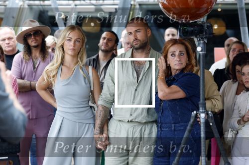 Amsterdam 13 juli 2025
Presentatie boek Dave Roelvink bij restaurant de Bosbaan . Aanwezig oa zijn vriendin Marijn Kuipers vader Dries Roelvink Honoria Roelvink Donny Roelvink en zijn moeder Lucienne Kenter.