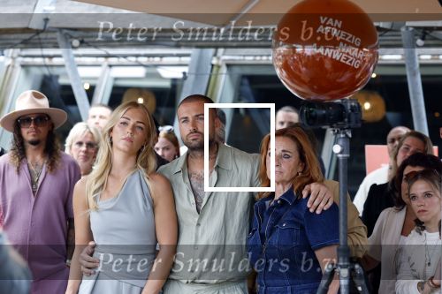 Amsterdam 13 juli 2025
Presentatie boek Dave Roelvink bij restaurant de Bosbaan . Aanwezig oa zijn vriendin Marijn Kuipers vader Dries Roelvink Honoria Roelvink Donny Roelvink en zijn moeder Lucienne Kenter.