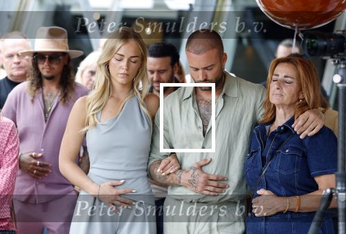 Amsterdam 13 juli 2025
Presentatie boek Dave Roelvink bij restaurant de Bosbaan . Aanwezig oa zijn vriendin Marijn Kuipers vader Dries Roelvink Honoria Roelvink Donny Roelvink en zijn moeder Lucienne Kenter.