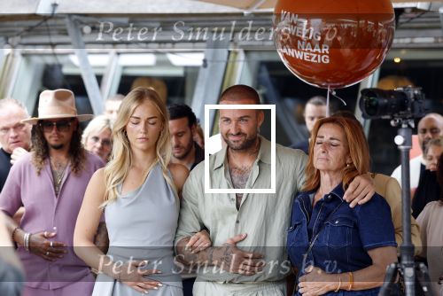 Amsterdam 13 juli 2025
Presentatie boek Dave Roelvink bij restaurant de Bosbaan . Aanwezig oa zijn vriendin Marijn Kuipers vader Dries Roelvink Honoria Roelvink Donny Roelvink en zijn moeder Lucienne Kenter.