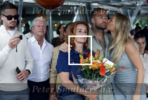 Amsterdam 13 juli 2025
Presentatie boek Dave Roelvink bij restaurant de Bosbaan . Aanwezig oa zijn vriendin Marijn Kuipers vader Dries Roelvink Honoria Roelvink Donny Roelvink en zijn moeder Lucienne Kenter.