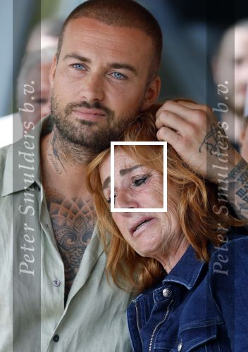 Amsterdam 13 juli 2025
Presentatie boek Dave Roelvink bij restaurant de Bosbaan . Aanwezig oa zijn vriendin Marijn Kuipers vader Dries Roelvink Honoria Roelvink Donny Roelvink en zijn moeder Lucienne Kenter.