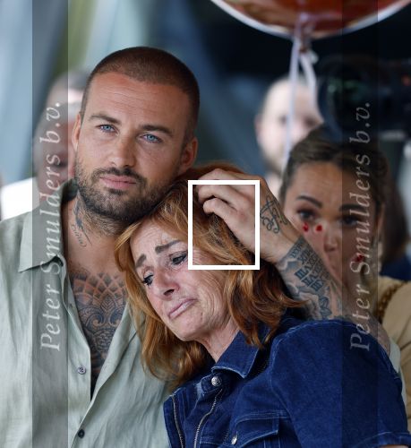 Amsterdam 13 juli 2025
Presentatie boek Dave Roelvink bij restaurant de Bosbaan . Aanwezig oa zijn vriendin Marijn Kuipers vader Dries Roelvink Honoria Roelvink Donny Roelvink en zijn moeder Lucienne Kenter.