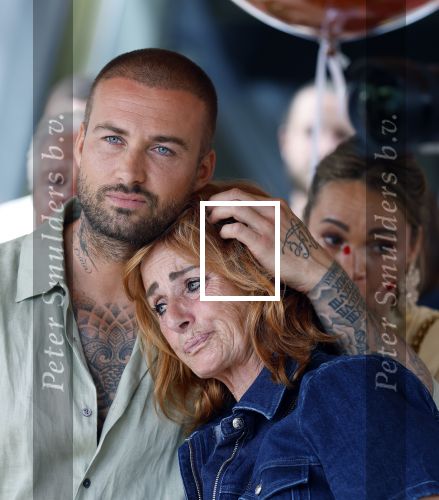 Amsterdam 13 juli 2025
Presentatie boek Dave Roelvink bij restaurant de Bosbaan . Aanwezig oa zijn vriendin Marijn Kuipers vader Dries Roelvink Honoria Roelvink Donny Roelvink en zijn moeder Lucienne Kenter.
