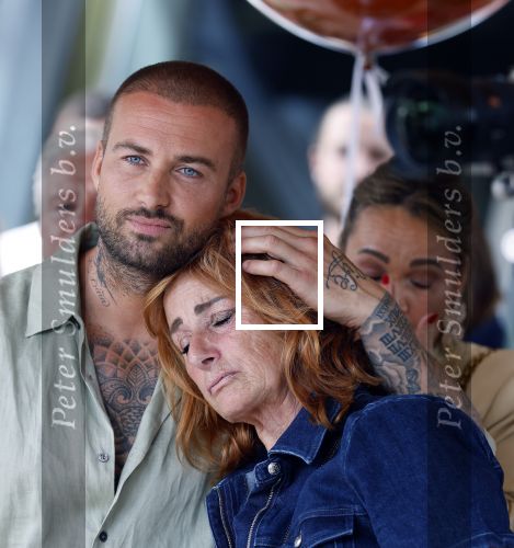 Amsterdam 13 juli 2025
Presentatie boek Dave Roelvink bij restaurant de Bosbaan . Aanwezig oa zijn vriendin Marijn Kuipers vader Dries Roelvink Honoria Roelvink Donny Roelvink en zijn moeder Lucienne Kenter.