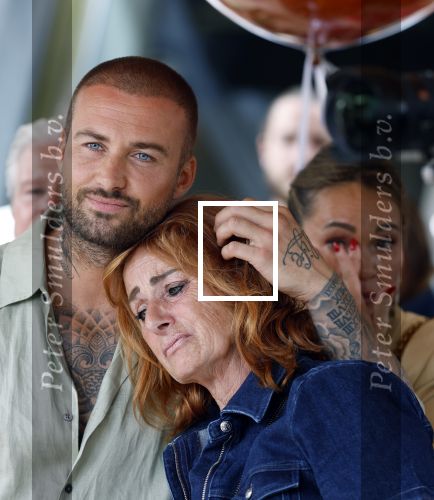 Amsterdam 13 juli 2025
Presentatie boek Dave Roelvink bij restaurant de Bosbaan . Aanwezig oa zijn vriendin Marijn Kuipers vader Dries Roelvink Honoria Roelvink Donny Roelvink en zijn moeder Lucienne Kenter.