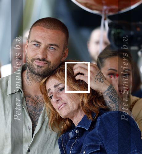 Amsterdam 13 juli 2025
Presentatie boek Dave Roelvink bij restaurant de Bosbaan . Aanwezig oa zijn vriendin Marijn Kuipers vader Dries Roelvink Honoria Roelvink Donny Roelvink en zijn moeder Lucienne Kenter.