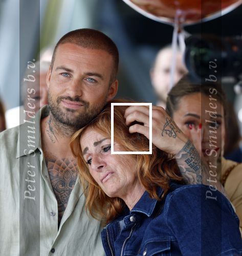 Amsterdam 13 juli 2025
Presentatie boek Dave Roelvink bij restaurant de Bosbaan . Aanwezig oa zijn vriendin Marijn Kuipers vader Dries Roelvink Honoria Roelvink Donny Roelvink en zijn moeder Lucienne Kenter.