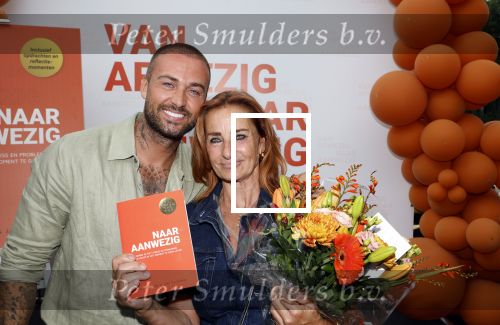 Amsterdam 13 juli 2025
Presentatie boek Dave Roelvink bij restaurant de Bosbaan . Aanwezig oa zijn vriendin Marijn Kuipers vader Dries Roelvink Honoria Roelvink Donny Roelvink en zijn moeder Lucienne Kenter.