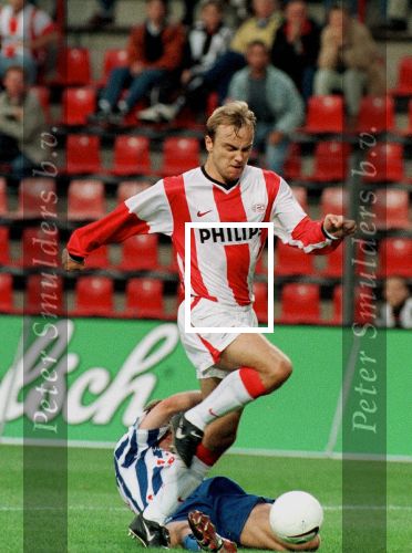 Eindhoven, 29 augustus 1998
PSV-SC HEERENVEEN, eindstand 1-2
PSV-er Dmitri Kholkhlov ontwijkt een SC Heerenveen-speler te passeren.
