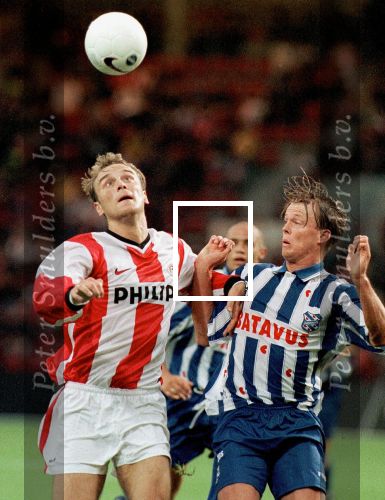 Eindhoven, 29 augustus 1998 PSV-SC Heerenveen,eindstand 1-2
PSV-er Dmitri Khokhlov in duel met SC Heerenveen-speler
Tieme Klompe