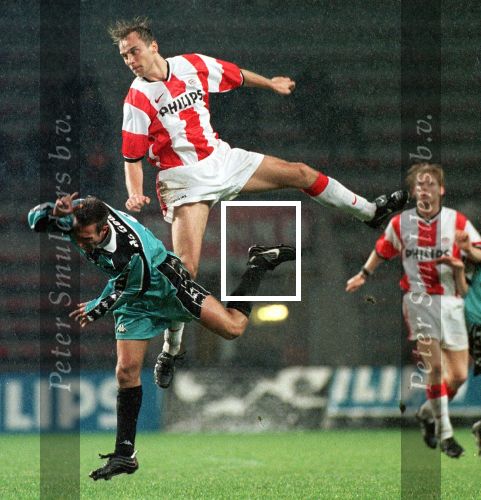 Eindhoven, 31 oktober 1998
PSV-Sparta, eindstand 4-0
Dmitri Khkhlov in duel met Yurtcan Kayis