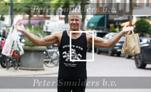 Amsterdam 14 juli 2025
Dries Roelvinkmdoet gewichtheffen met groente en vis op de cornelis schuytstraat.