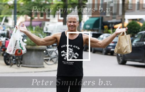 Amsterdam 14 juli 2025
Dries Roelvinkmdoet gewichtheffen met groente en vis op de cornelis schuytstraat.