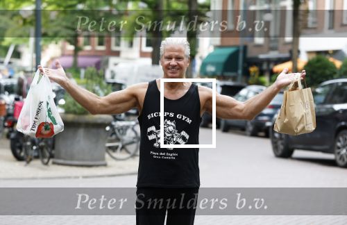 Amsterdam 14 juli 2025
Dries Roelvinkmdoet gewichtheffen met groente en vis op de cornelis schuytstraat.