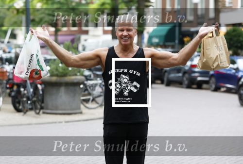 Amsterdam 14 juli 2025
Dries Roelvinkmdoet gewichtheffen met groente en vis op de cornelis schuytstraat.
