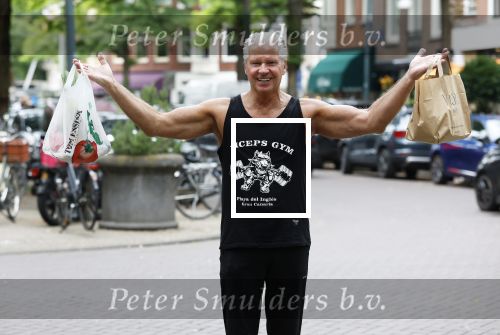 Amsterdam 14 juli 2025
Dries Roelvinkmdoet gewichtheffen met groente en vis op de cornelis schuytstraat.