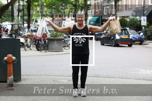 Amsterdam 14 juli 2025
Dries Roelvinkmdoet gewichtheffen met groente en vis op de cornelis schuytstraat.