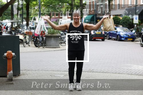 Amsterdam 14 juli 2025
Dries Roelvinkmdoet gewichtheffen met groente en vis op de cornelis schuytstraat.