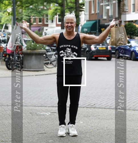 Amsterdam 14 juli 2025
Dries Roelvinkmdoet gewichtheffen met groente en vis op de cornelis schuytstraat.