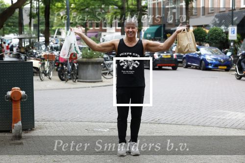 Amsterdam 14 juli 2025
Dries Roelvinkmdoet gewichtheffen met groente en vis op de cornelis schuytstraat.