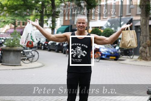 Amsterdam 14 juli 2025
Dries Roelvinkmdoet gewichtheffen met groente en vis op de cornelis schuytstraat.