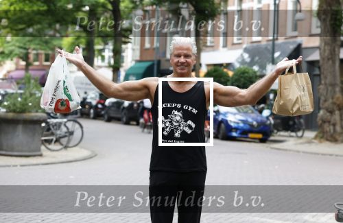 Amsterdam 14 juli 2025
Dries Roelvinkmdoet gewichtheffen met groente en vis op de cornelis schuytstraat.