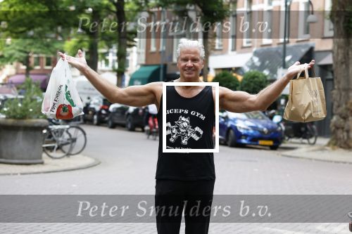Amsterdam 14 juli 2025
Dries Roelvinkmdoet gewichtheffen met groente en vis op de cornelis schuytstraat.