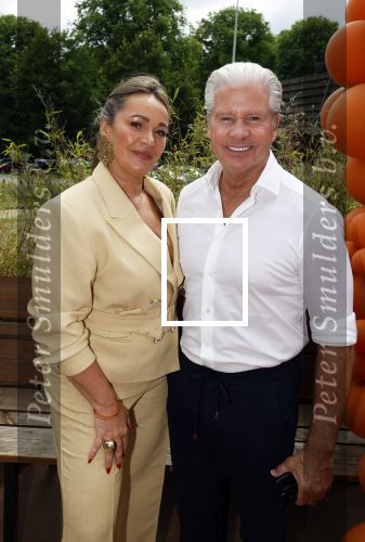 Amsterdam 13 juli 2025
Presentatie boek Dave Roelvink bij restaurant de Bosbaan . Aanwezig oa zijn vriendin Marijn Kuipers vader Dries Roelvink Honoria Roelvink Donny Roelvink en zijn moeder Lucienne Kenter.