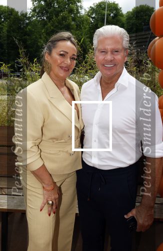Amsterdam 13 juli 2025
Presentatie boek Dave Roelvink bij restaurant de Bosbaan . Aanwezig oa zijn vriendin Marijn Kuipers vader Dries Roelvink Honoria Roelvink Donny Roelvink en zijn moeder Lucienne Kenter.