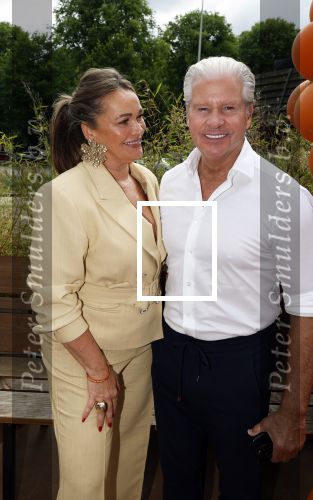 Amsterdam 13 juli 2025
Presentatie boek Dave Roelvink bij restaurant de Bosbaan . Aanwezig oa zijn vriendin Marijn Kuipers vader Dries Roelvink Honoria Roelvink Donny Roelvink en zijn moeder Lucienne Kenter.