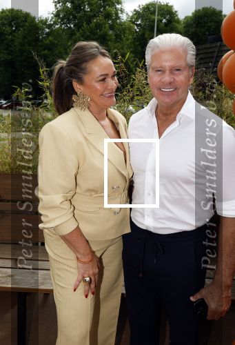 Amsterdam 13 juli 2025
Presentatie boek Dave Roelvink bij restaurant de Bosbaan . Aanwezig oa zijn vriendin Marijn Kuipers vader Dries Roelvink Honoria Roelvink Donny Roelvink en zijn moeder Lucienne Kenter.