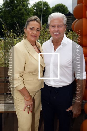 Amsterdam 13 juli 2025
Presentatie boek Dave Roelvink bij restaurant de Bosbaan . Aanwezig oa zijn vriendin Marijn Kuipers vader Dries Roelvink Honoria Roelvink Donny Roelvink en zijn moeder Lucienne Kenter.