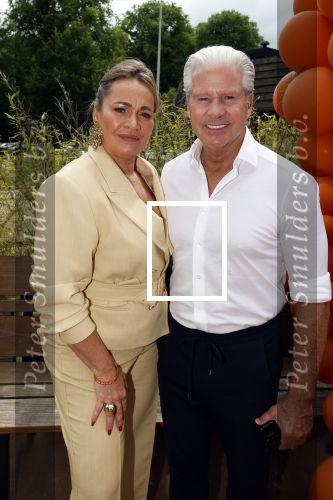 Amsterdam 13 juli 2025
Presentatie boek Dave Roelvink bij restaurant de Bosbaan . Aanwezig oa zijn vriendin Marijn Kuipers vader Dries Roelvink Honoria Roelvink Donny Roelvink en zijn moeder Lucienne Kenter.