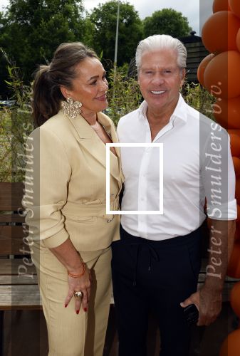 Amsterdam 13 juli 2025
Presentatie boek Dave Roelvink bij restaurant de Bosbaan . Aanwezig oa zijn vriendin Marijn Kuipers vader Dries Roelvink Honoria Roelvink Donny Roelvink en zijn moeder Lucienne Kenter.